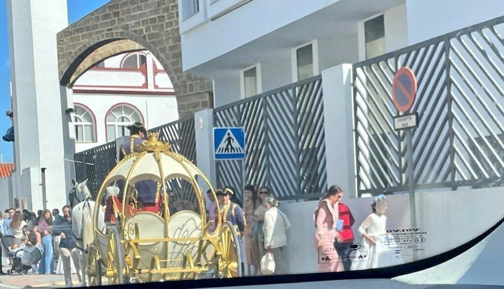 La llegada a la Comunión, vista desde la calle.