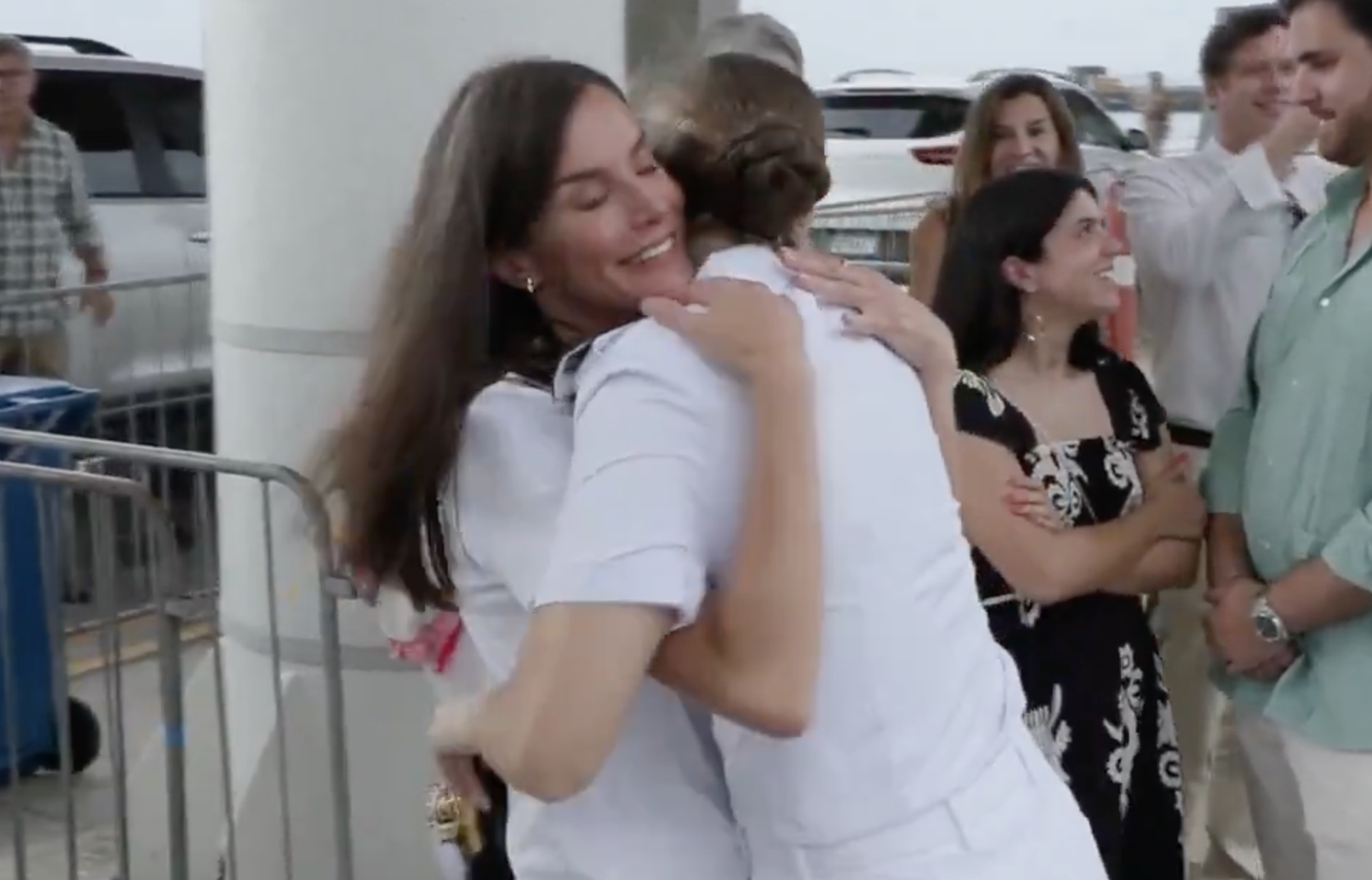 El abrazo entre la Reina y Leonor.