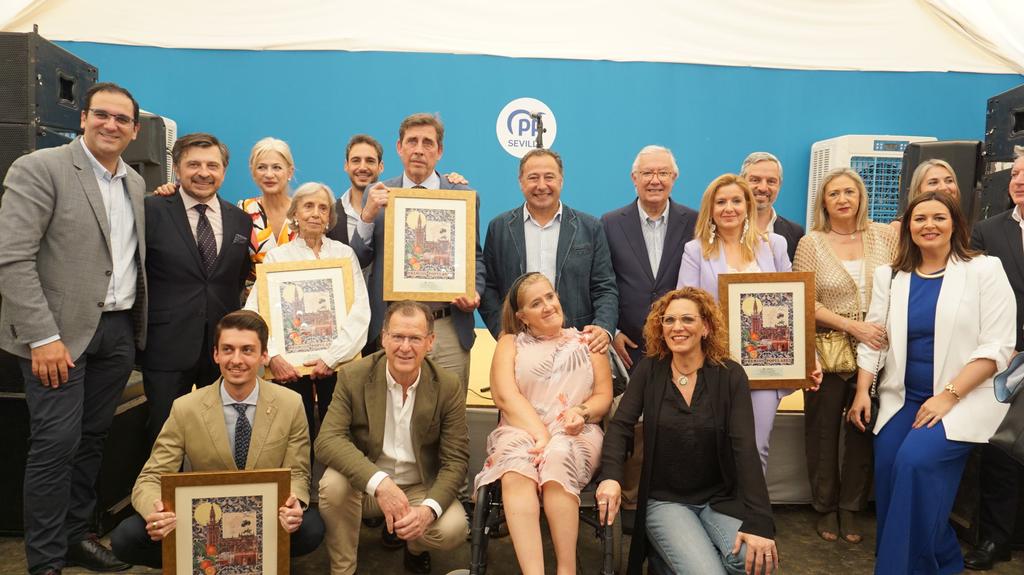 Los galardonados con los premios del PP de Sevilla.