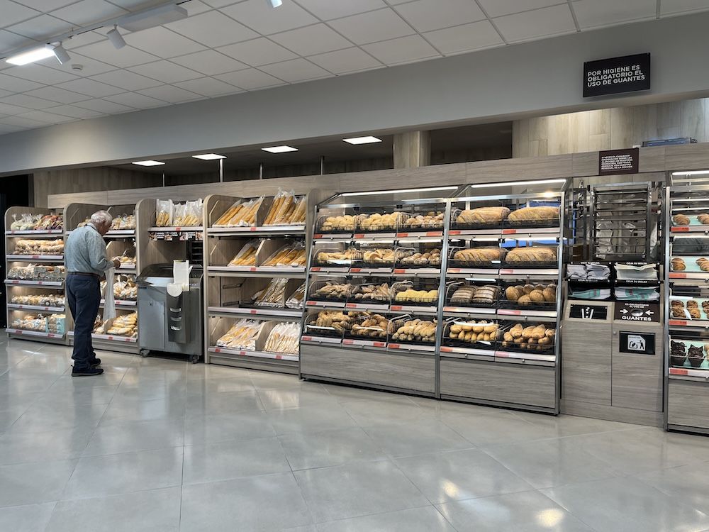 Un cliente, en la zona de panadería de Mercadona.