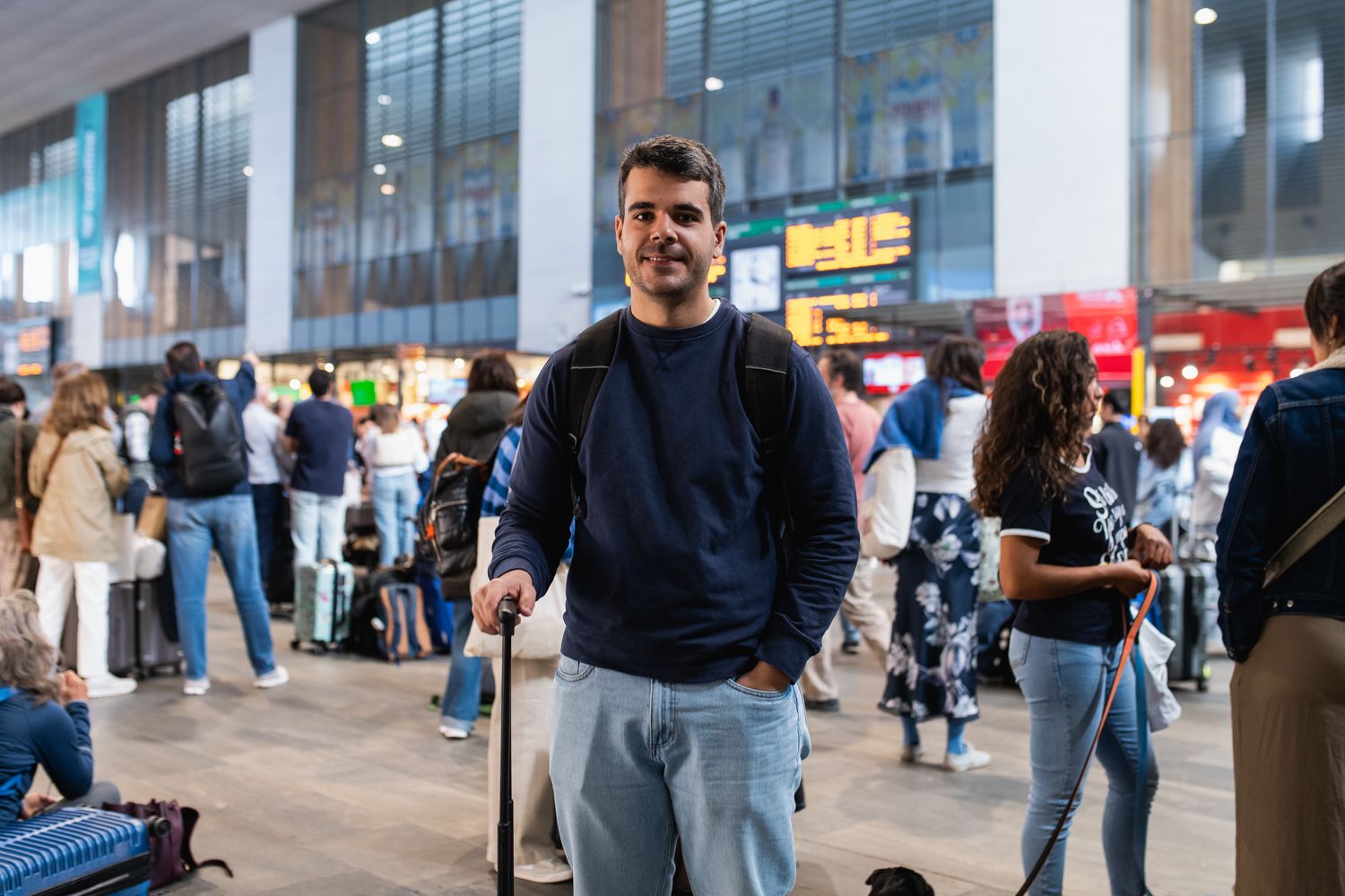 Manuel, de Morón de la Frontera, en Santa Justa este lunes, aguantando el tipo en el sabotaje al AVE.