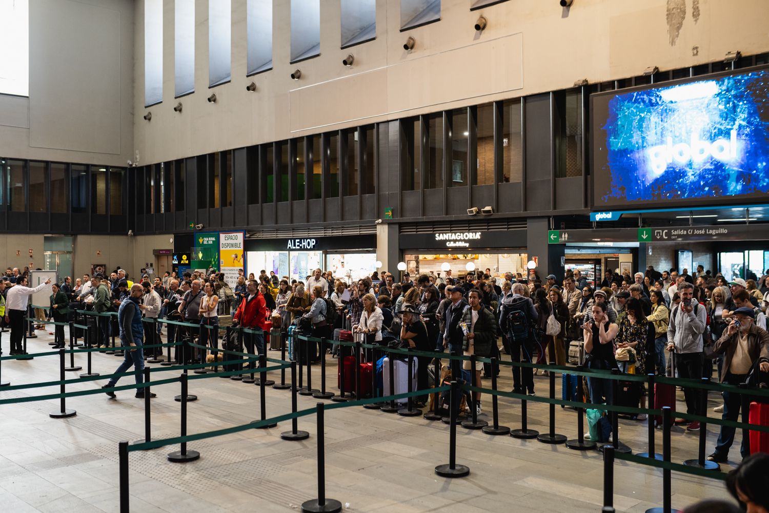 El humo generado por las llamas afecta a un tramo de la vía ferroviaria comprendido entre Puertollano y Venta la Inés