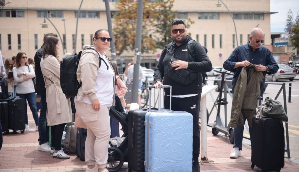 Una pareja, con su niño pequeño, que tendrá que hacer el trayecto desde Jerez hasta Sevilla en autobús.