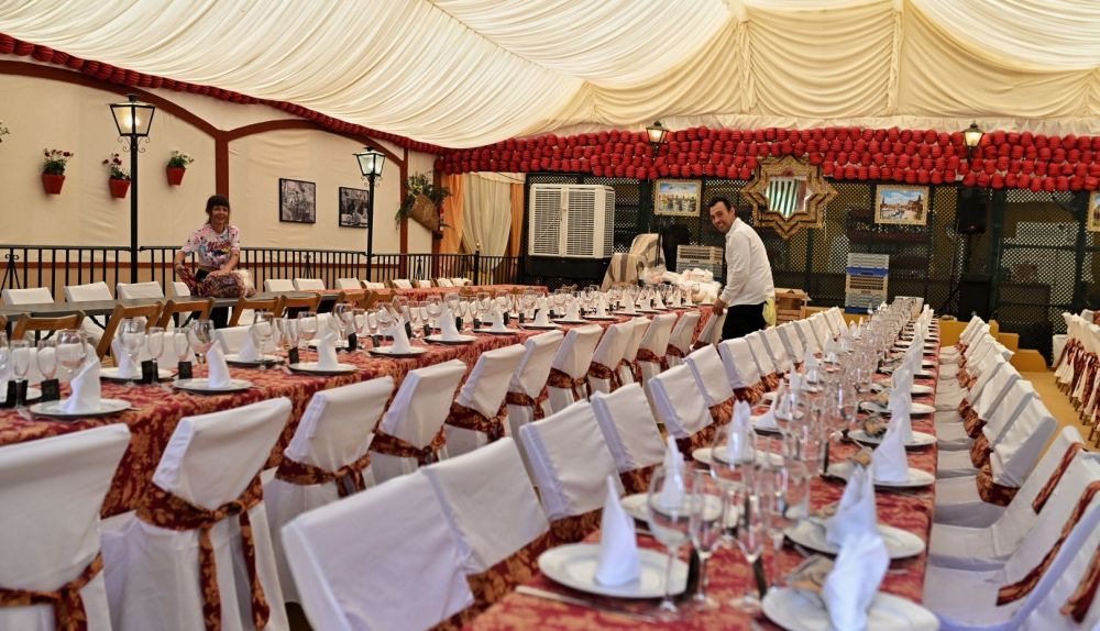 Las casetas ultiman sus detalles para la cena del Pescaíto.