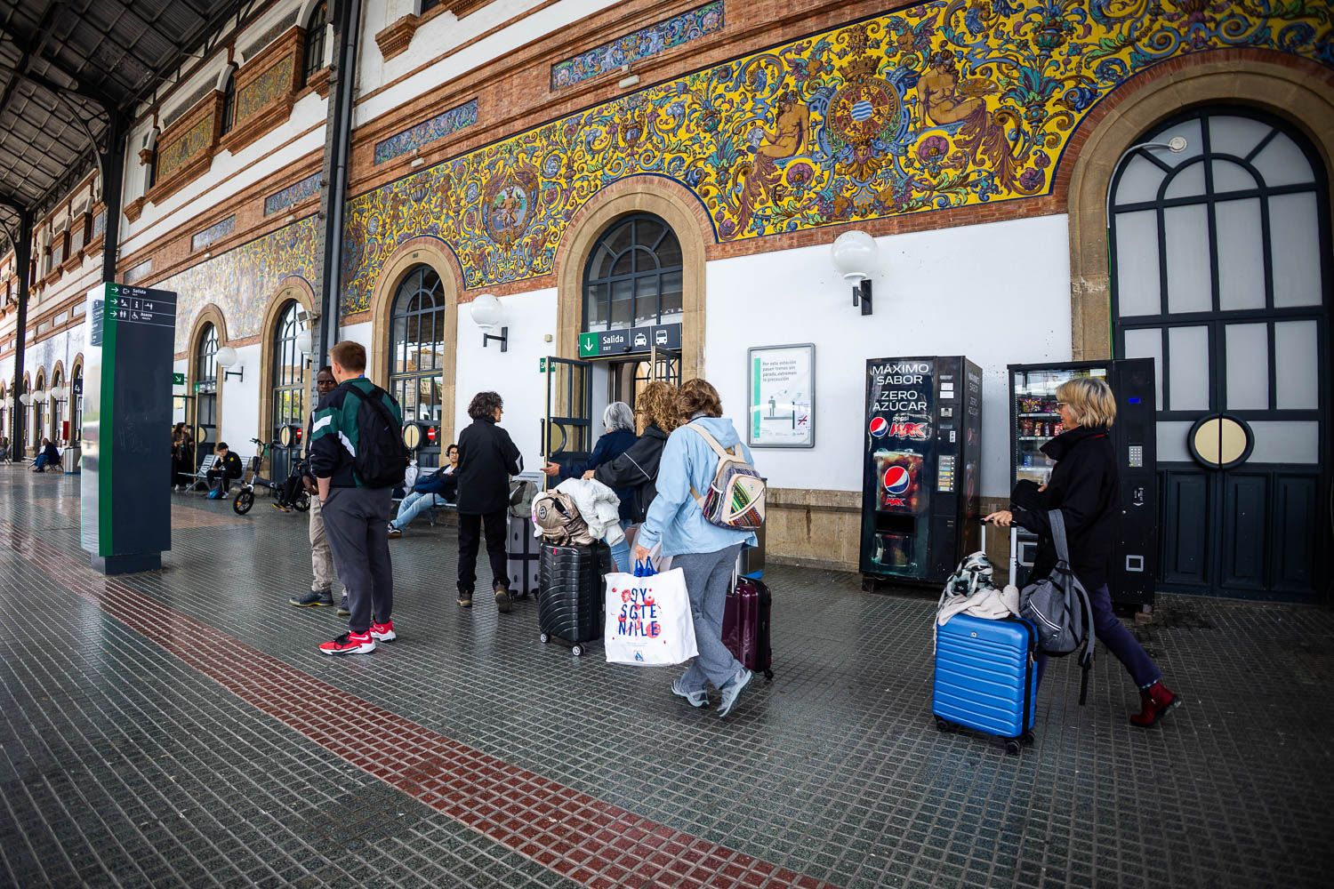 Pasajeros en la estación de Renfe de Jerez.