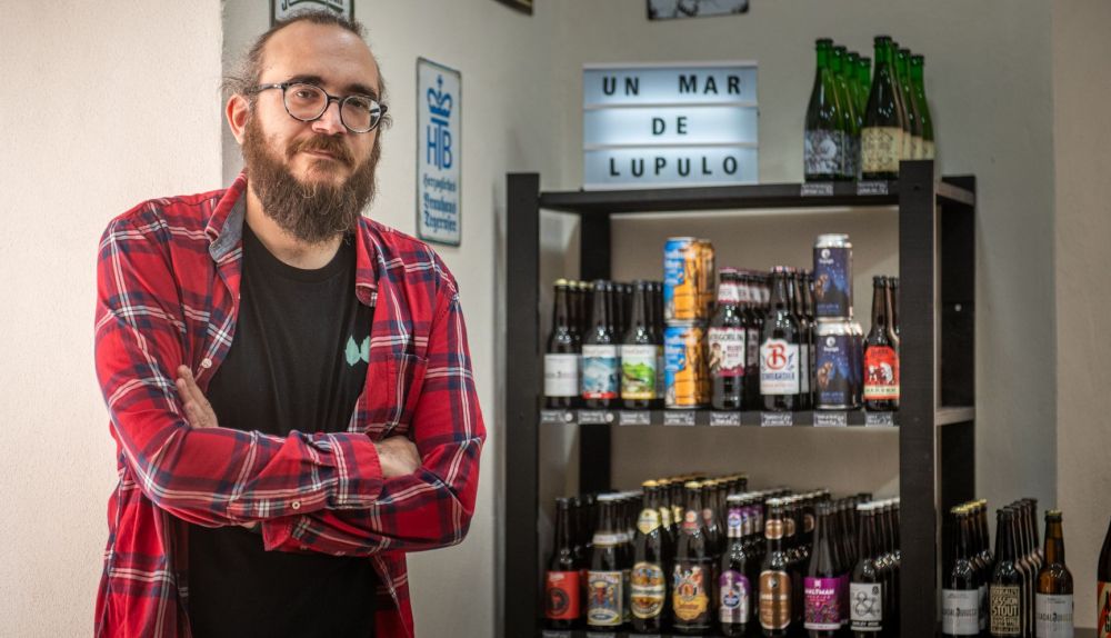 Algunas de las cervezas que vende José Antonio.