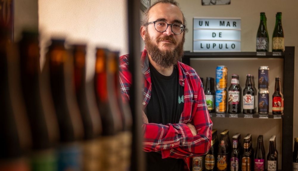 José Antonio, junto a algunas de las referencias de la tienda.