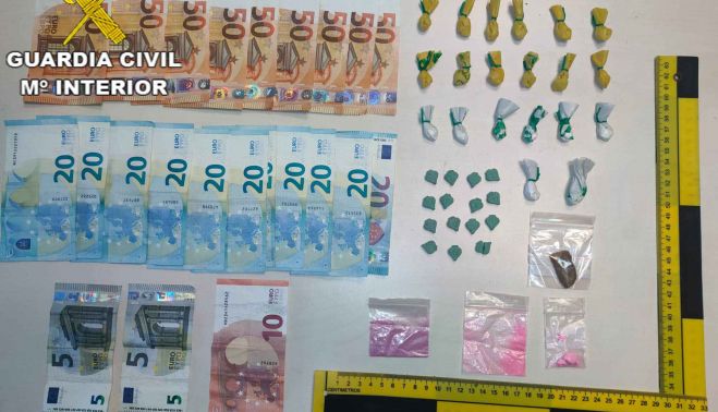 El surtido de estupefacientes y el dinero que llevaba el joven detenido.
