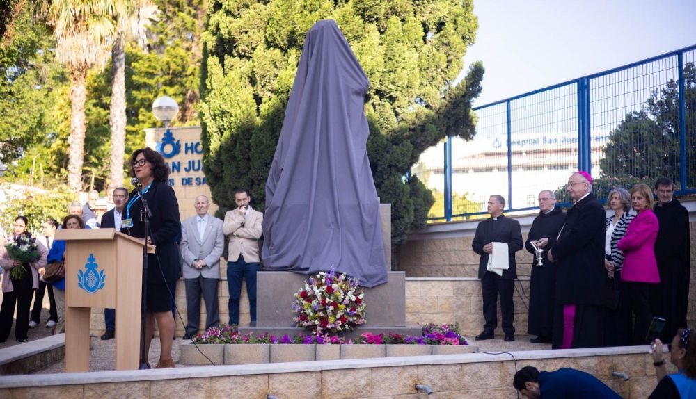 El monumento, momentos antes de ser desvelado.