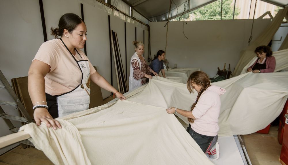 Hermanas de La Misión en el montaje de la caseta de la pasada Feria.    ESTEBAN