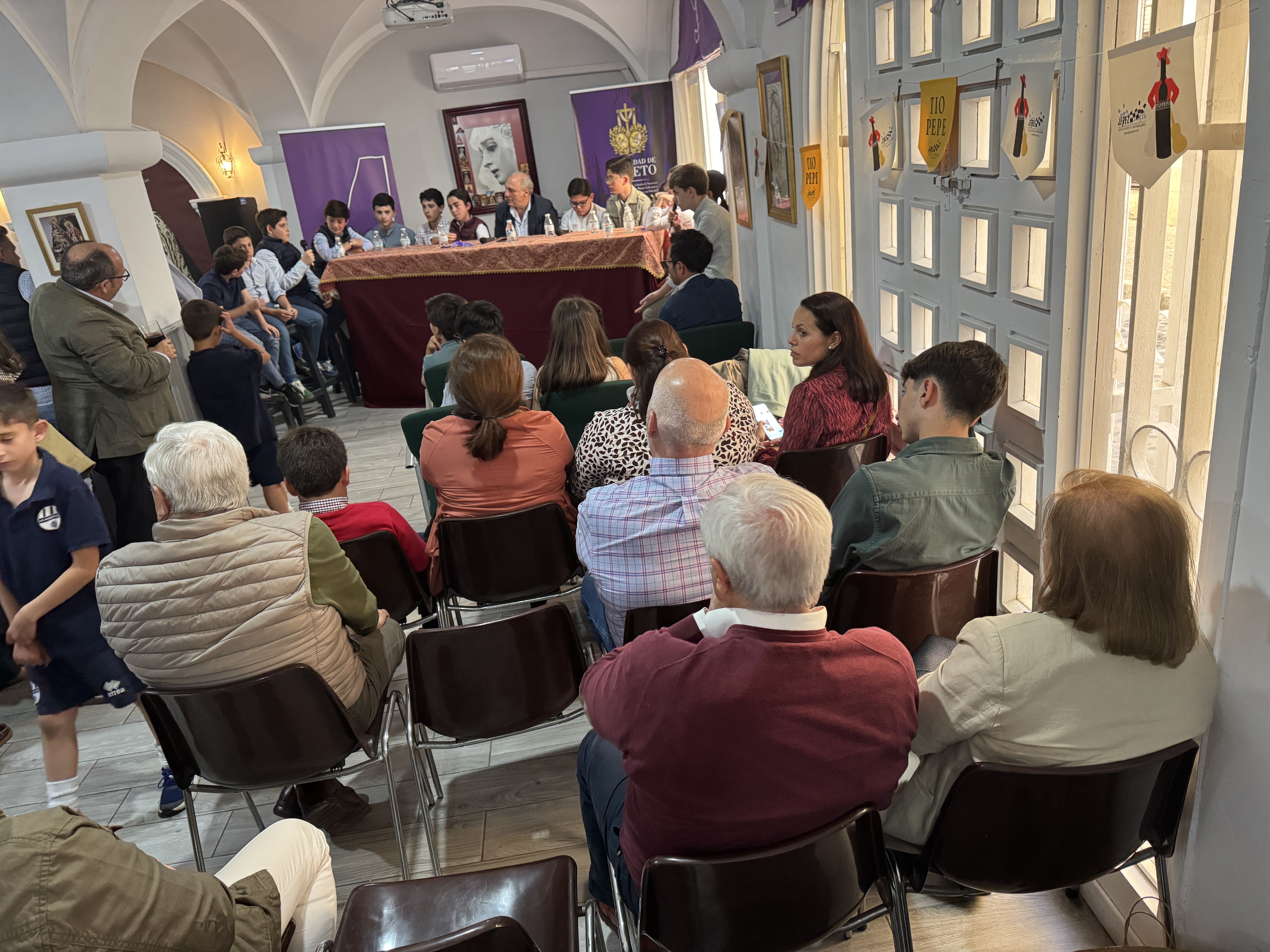 El publico llenaba el salón de la sede de la Hermandad de Loreto en la calle Clavel para asistir al balance infantil y juvenil de la Semana Santa de Jerez.