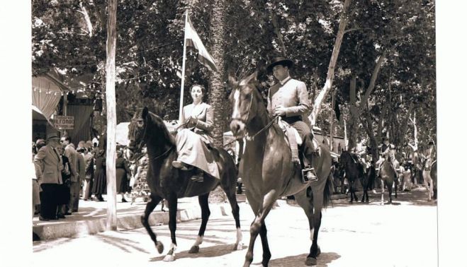 Jinetes paseando por el Real en la década de los 50. ARCHIVO: ANTONIO ROMERO