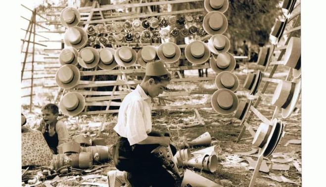 Los 'cacharritos' y un puesto de sombreros en la Feria de Jerez. ARCHIVO MUNICIPAL