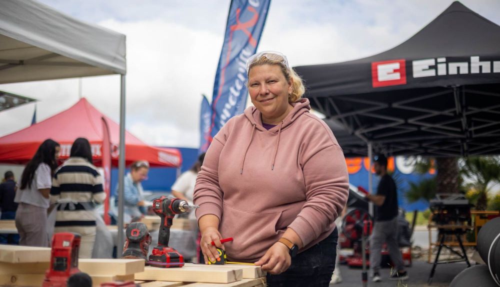 Catania Garrigos prueba las herramientas.