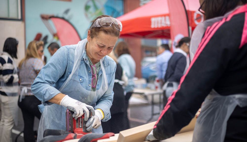 Mercedes utilizando las herramientas.