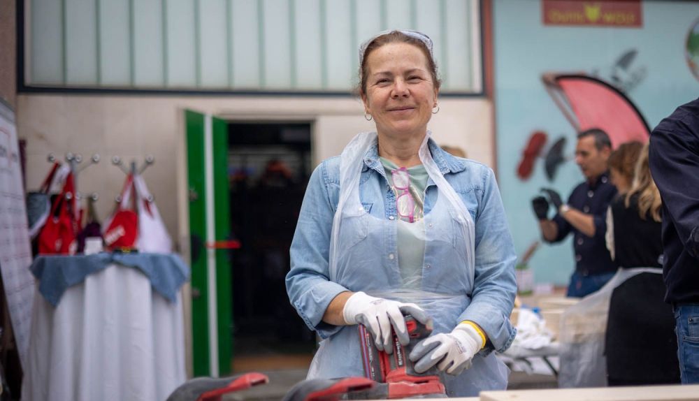 Mercedes Saez participa en el taller de bricolaje.
