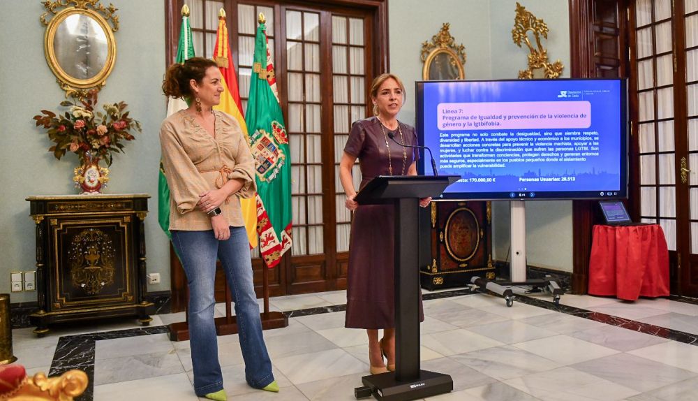 Almudena Martínez y Paula Conesa en la presentación del Plan de Servicios Sociales