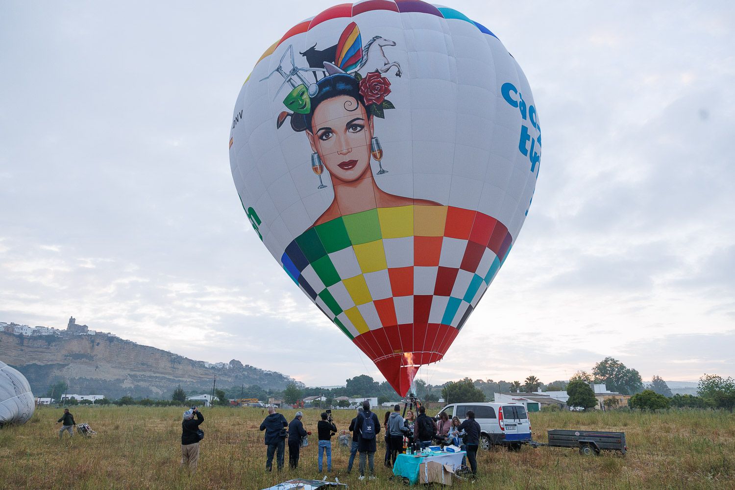 El globo aerostático con Arcos al fondo.