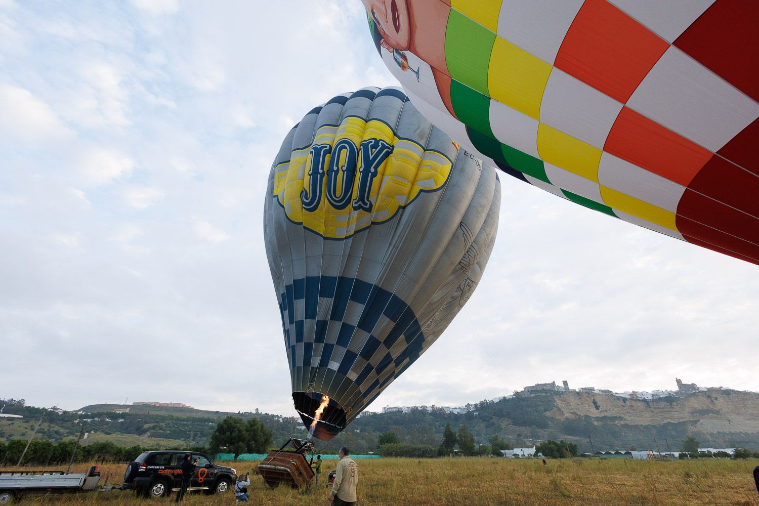 El momento del inicio de dos globos; el gris, para que la prensa pudiera tomar imágenes.