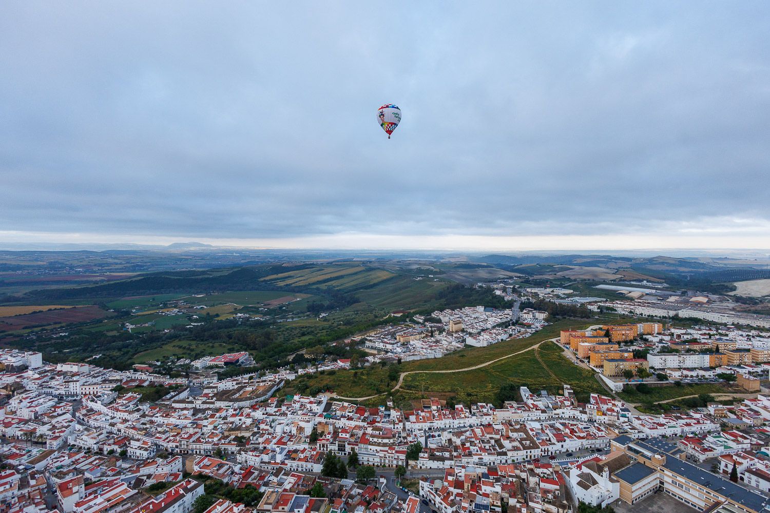 El globo aerostático, desde la parte 'nueva' de Arcos.