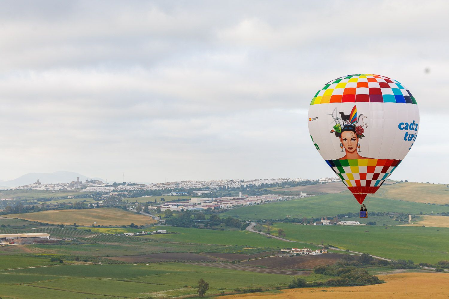 Flotando sobre los campos alrededor de Arcos de la Frontera.