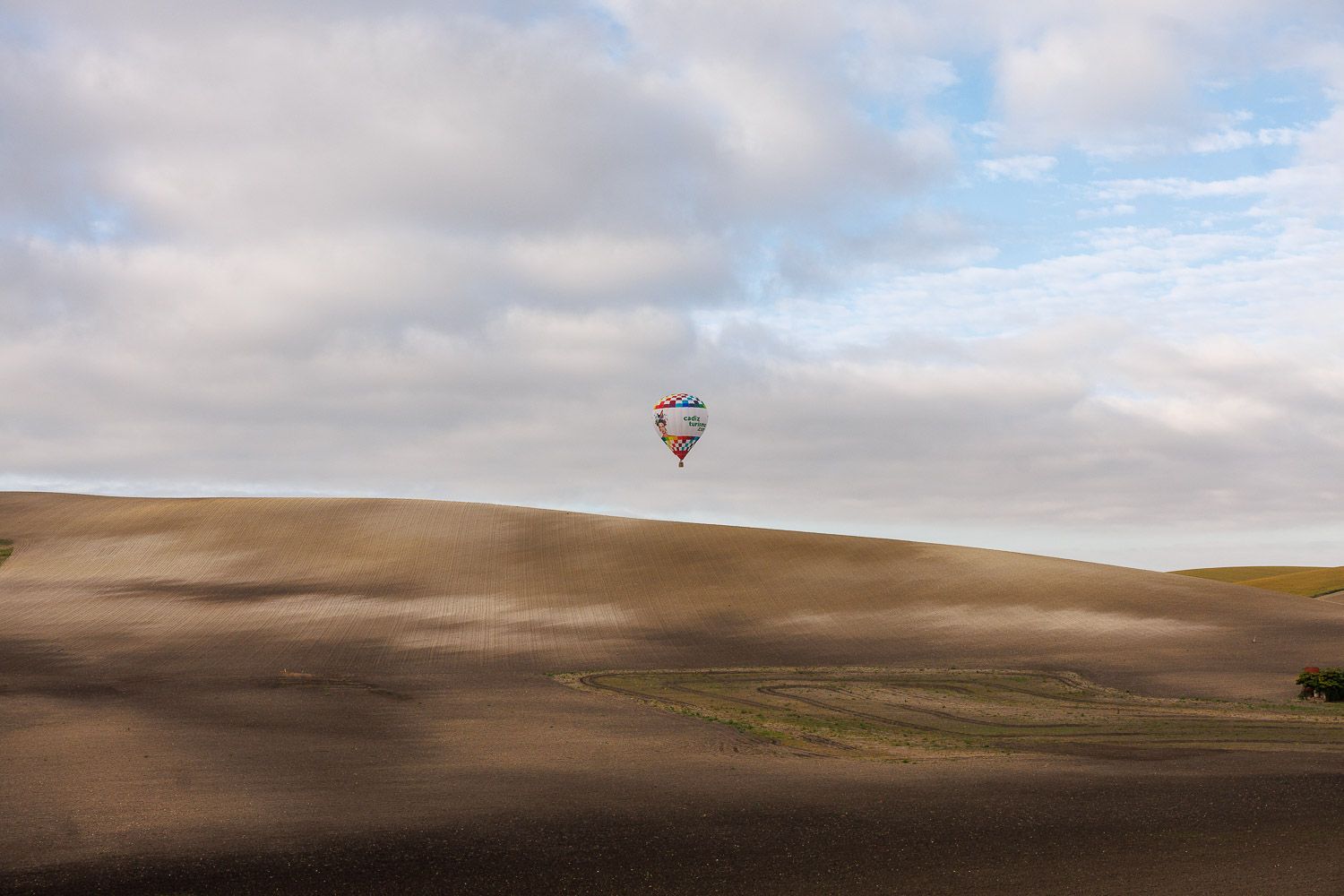 El globo flotando en la lejanía.
