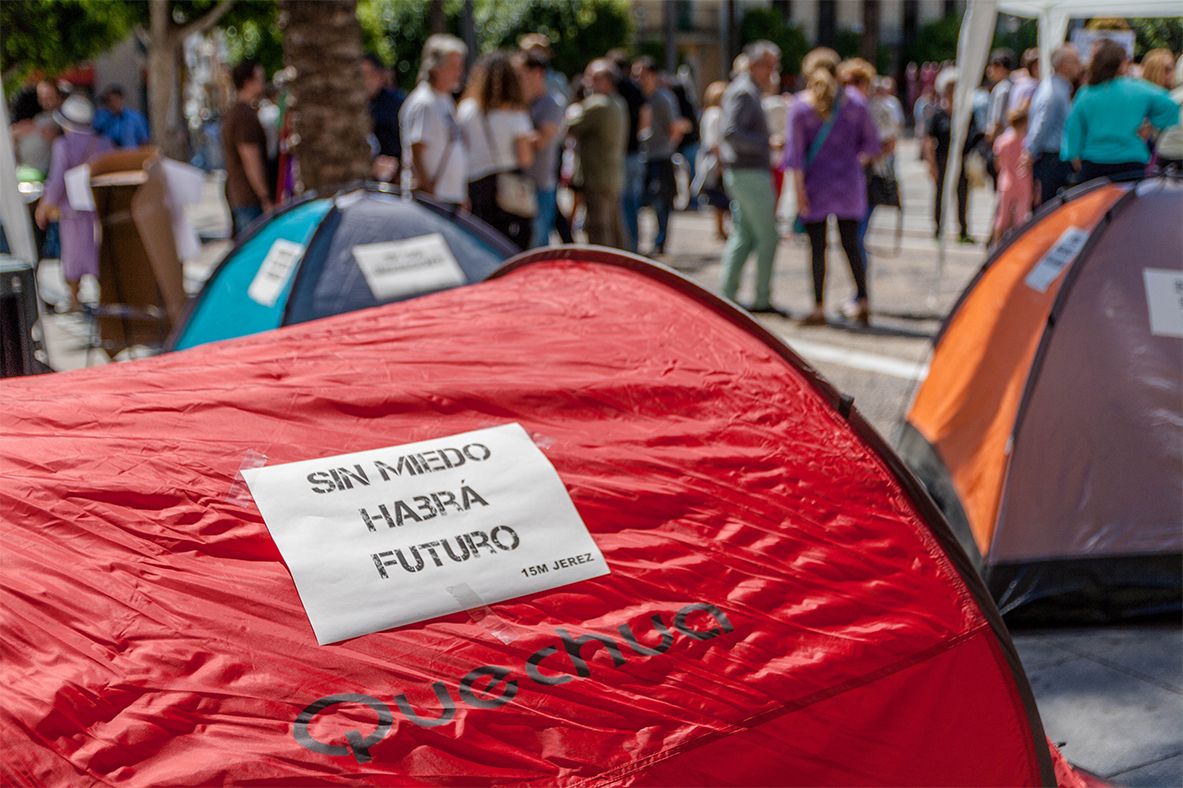 El 15M, en una plaza andaluza. FOTO: CRISTÓBAL El 15M, en una plaza andaluza. FOTO: CRISTÓBAL