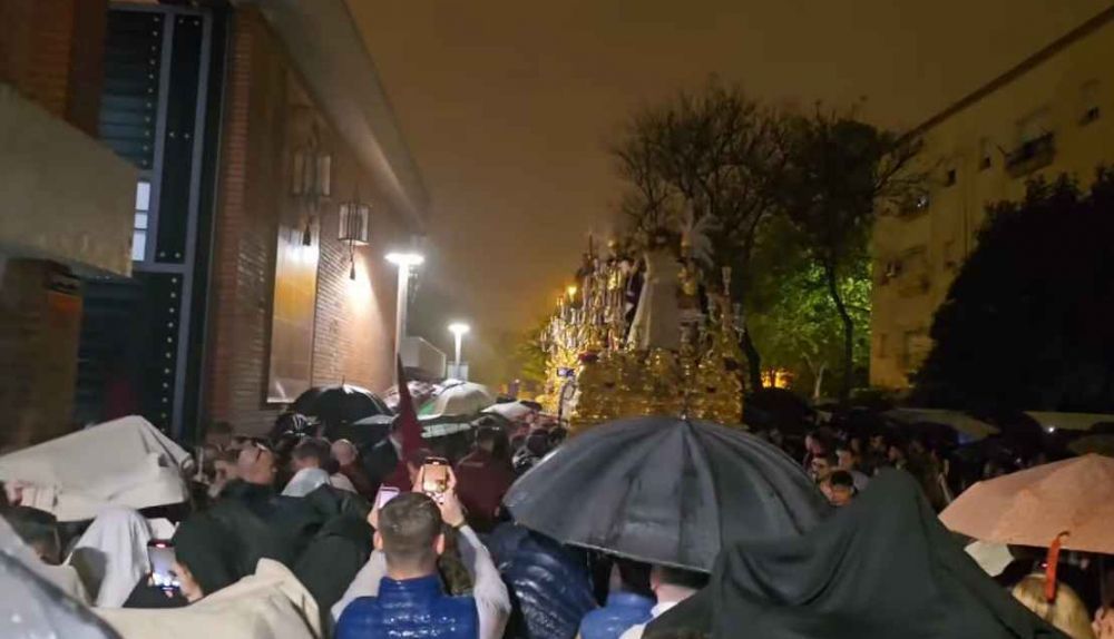 Entre paraguas y lloviendo, el misterio de la Paz de regreso a Fátima.