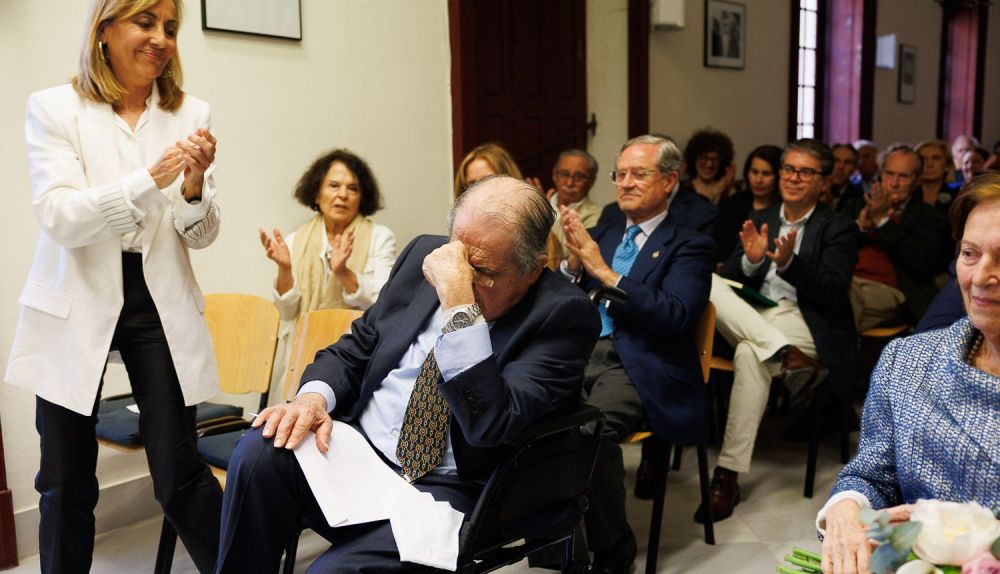 El veterano periodista, muy emocionado en su homenaje.