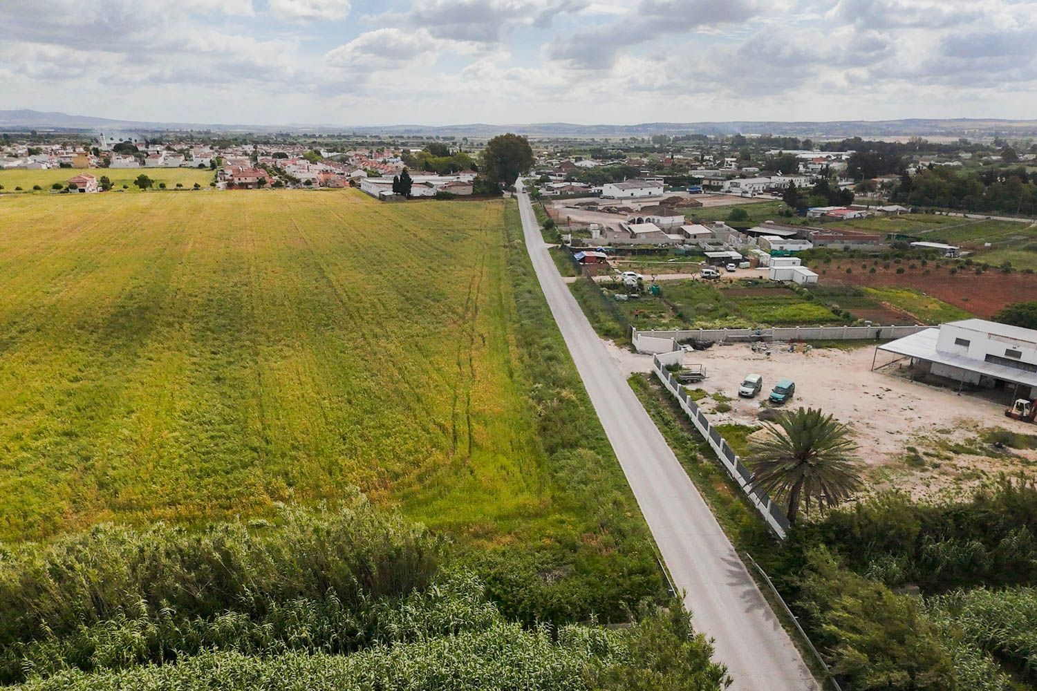 La carretera entre San José Obrero y Guadalcacín, con parte de los terrenos que se expropiarán.