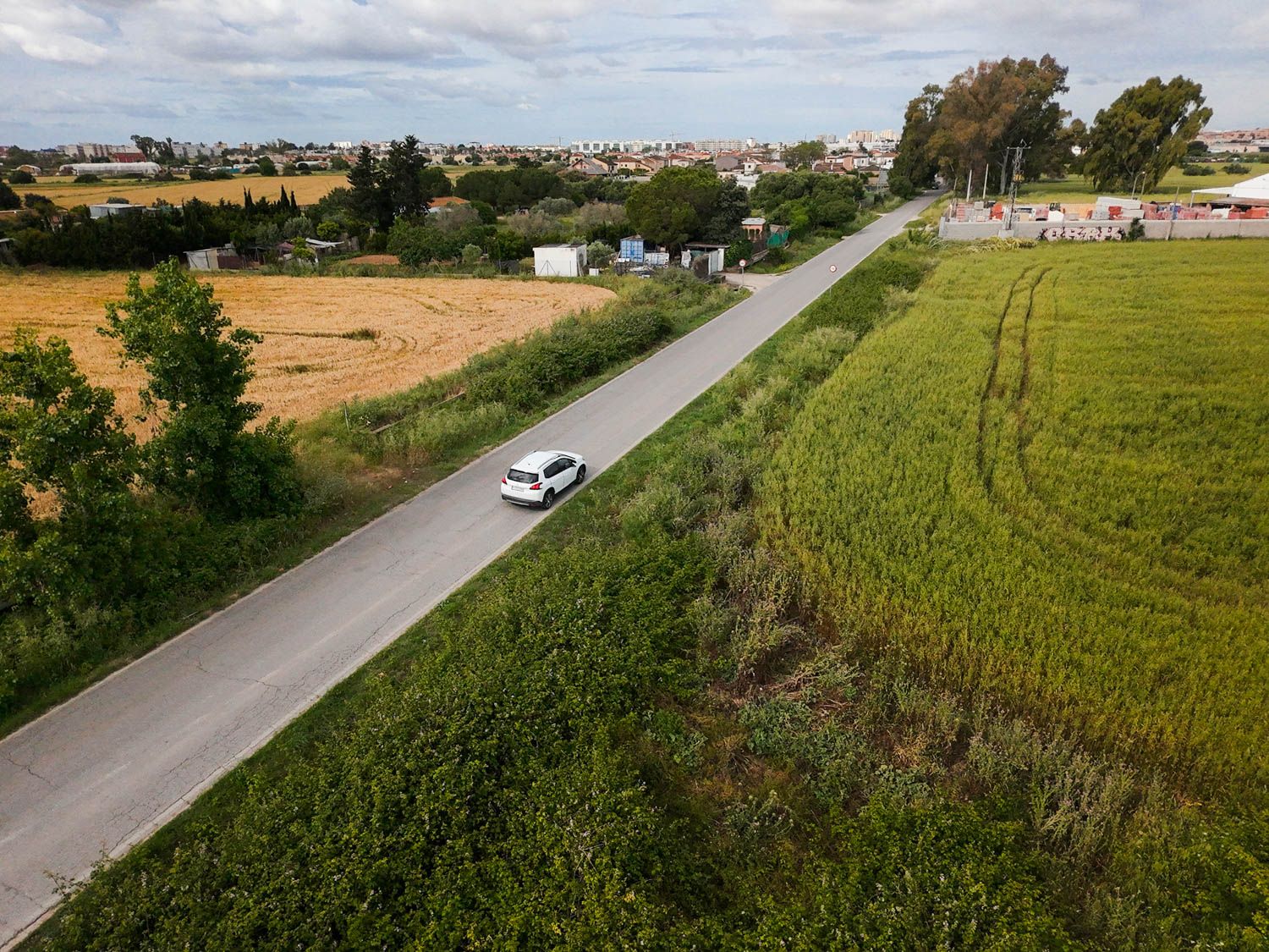 Un coche circulando por una carretera de Jerez.