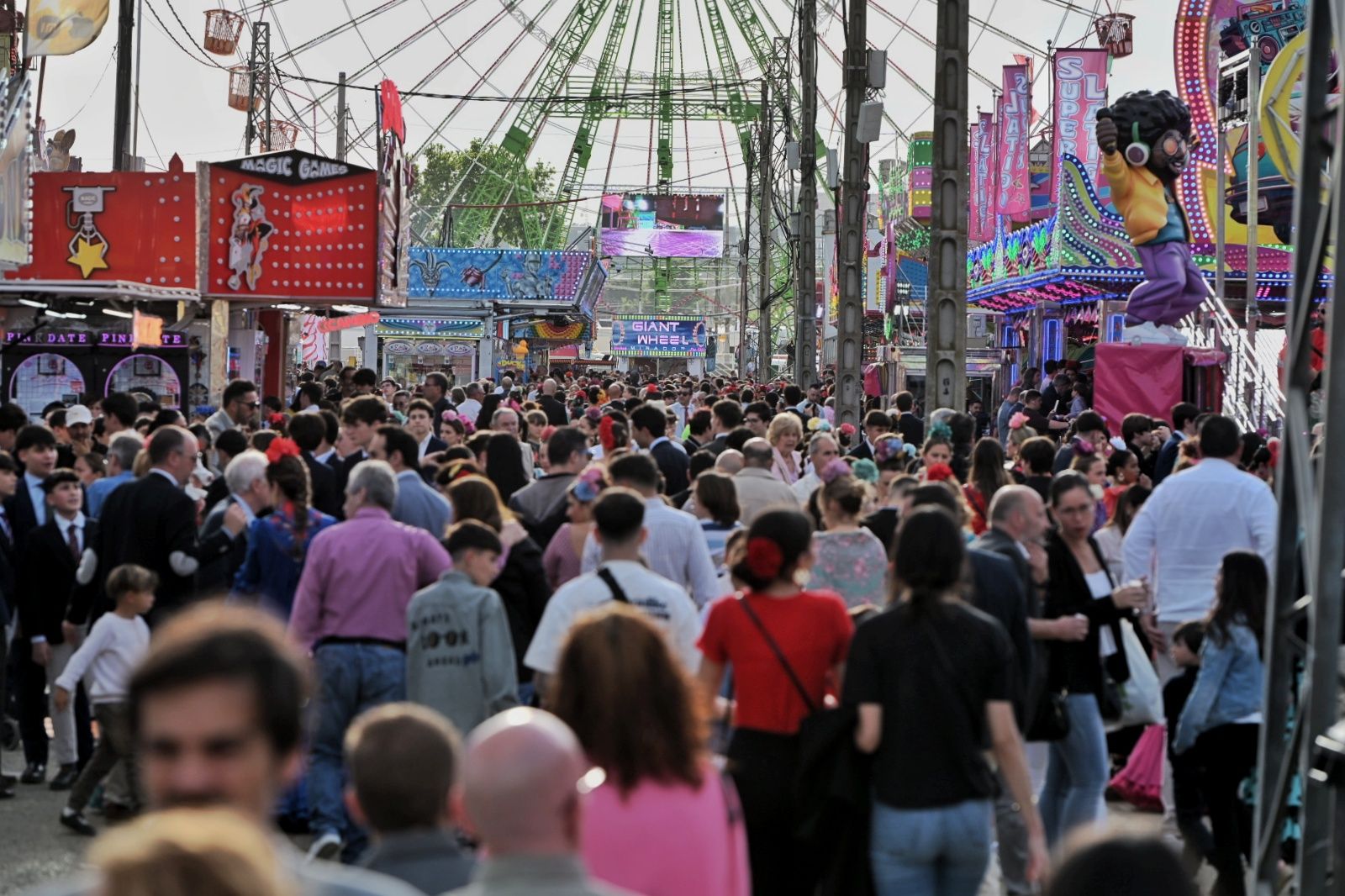 Ambiente este jueves en la Feria de Sevilla 2025.   MAURI BUHIGAS