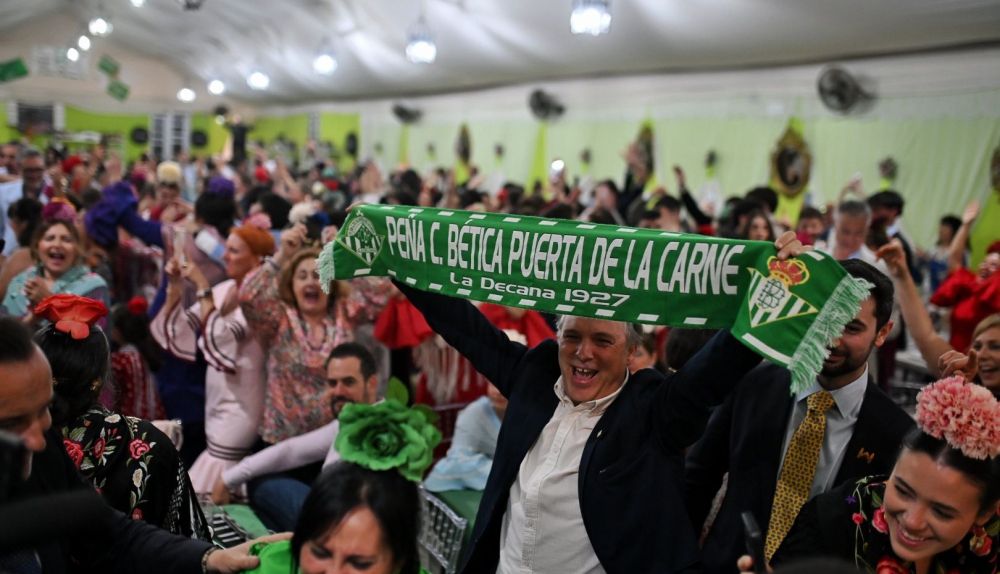 Máxima alegría betica en la Feria de Sevilla.