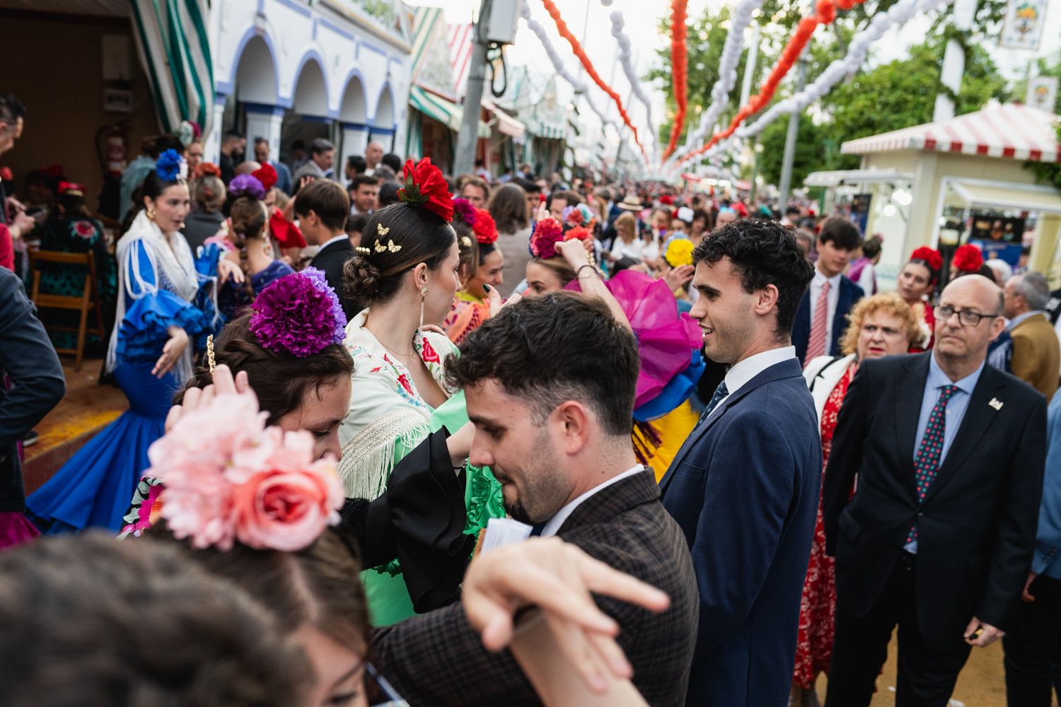El Jueves de Feria de Abril con multitud de parejas bailando sevillanas.