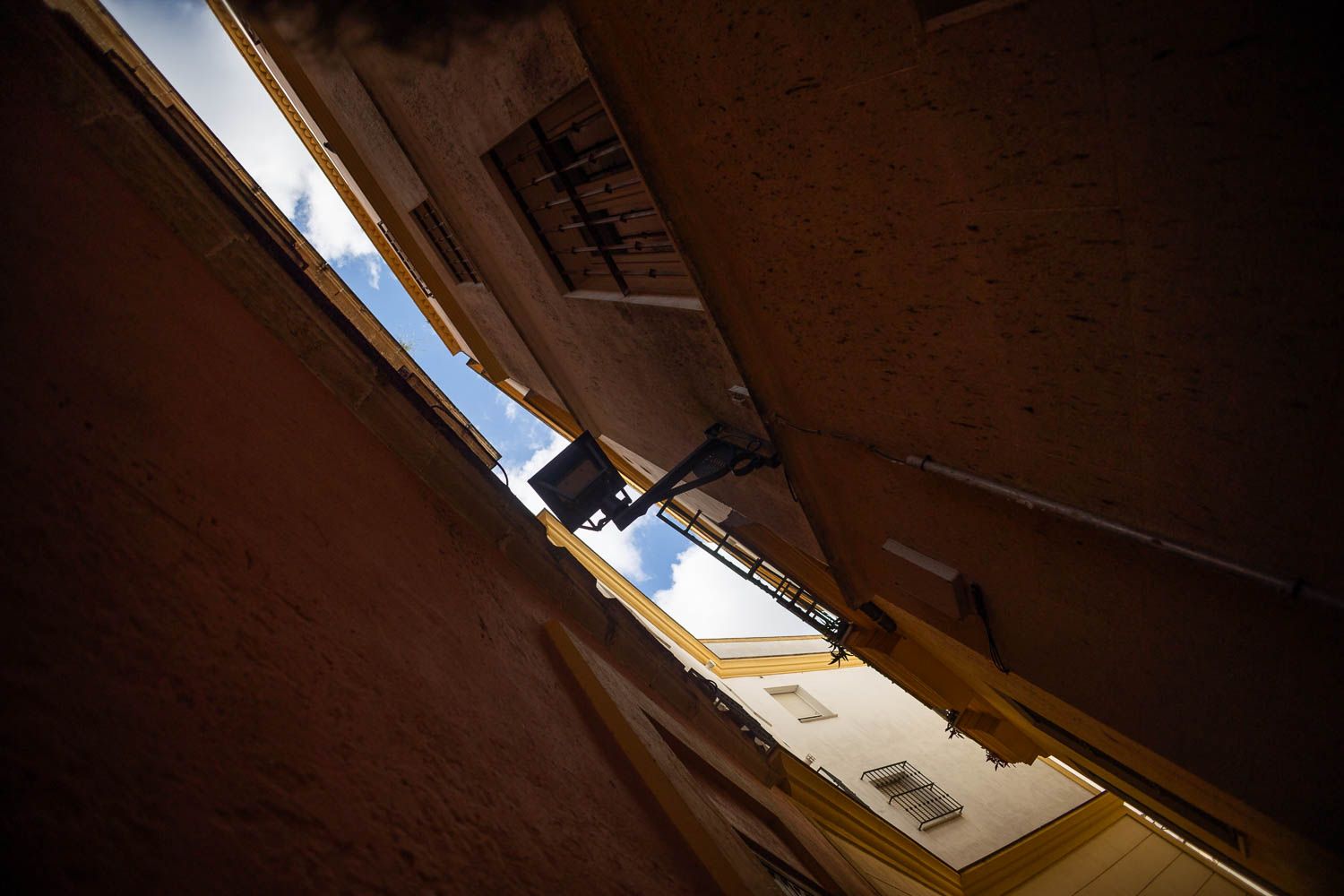 La calle Basantes, en el centro de Jerez, quizás la más estrecha de toda la ciudad.