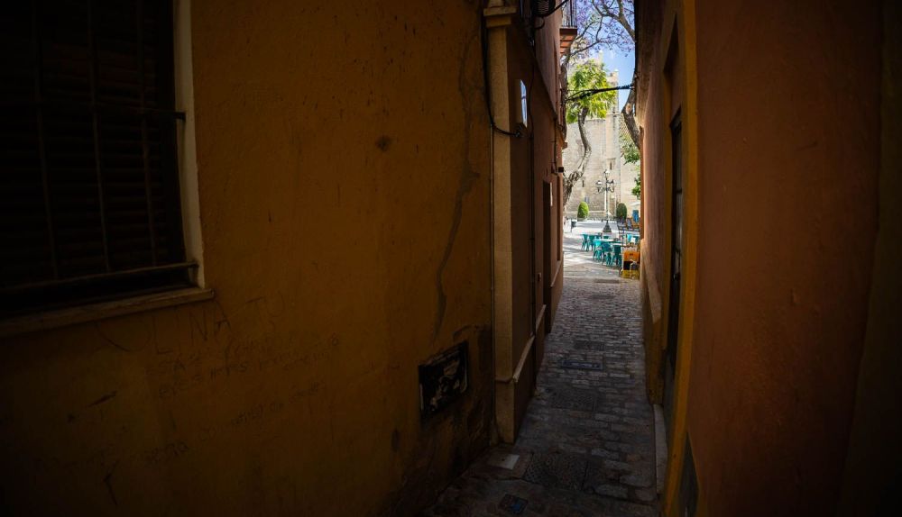 CALLE ESTRECHA CALLE BASANTES 2