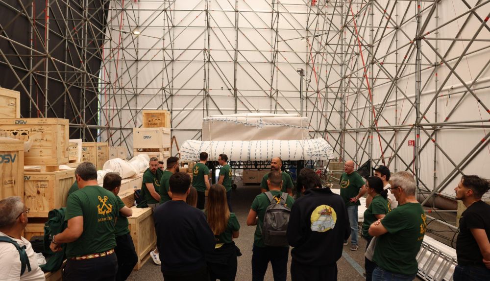 Hermanos de la cofradía desolada os a Roma para ayudar en el montaje. 