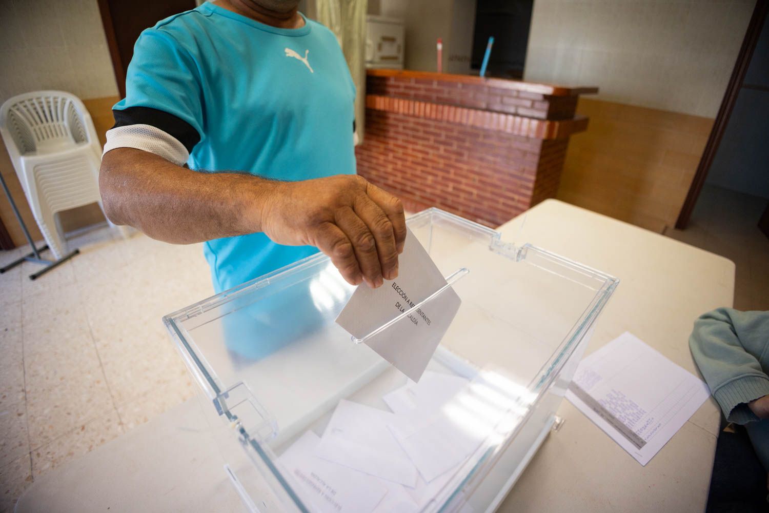 Una persona ejerciendo su derecho al voto en una imagen de archivo. Una persona ejerciendo su derecho al voto en una imagen de archivo.