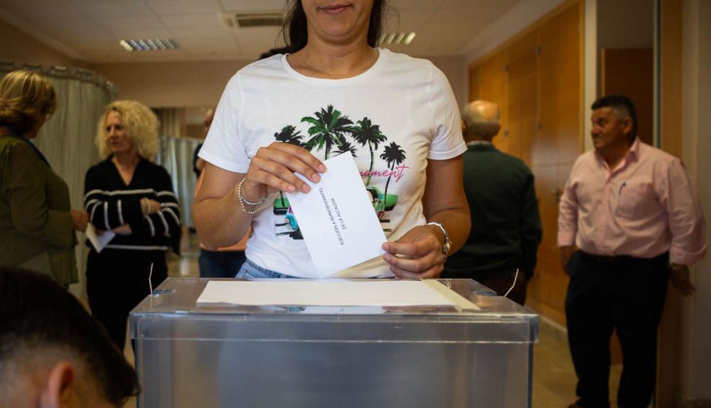 Una mujer votando en Los Albarizones.