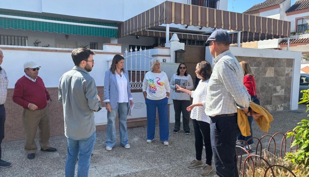 Los vecinos muestran la situación de "abandono".