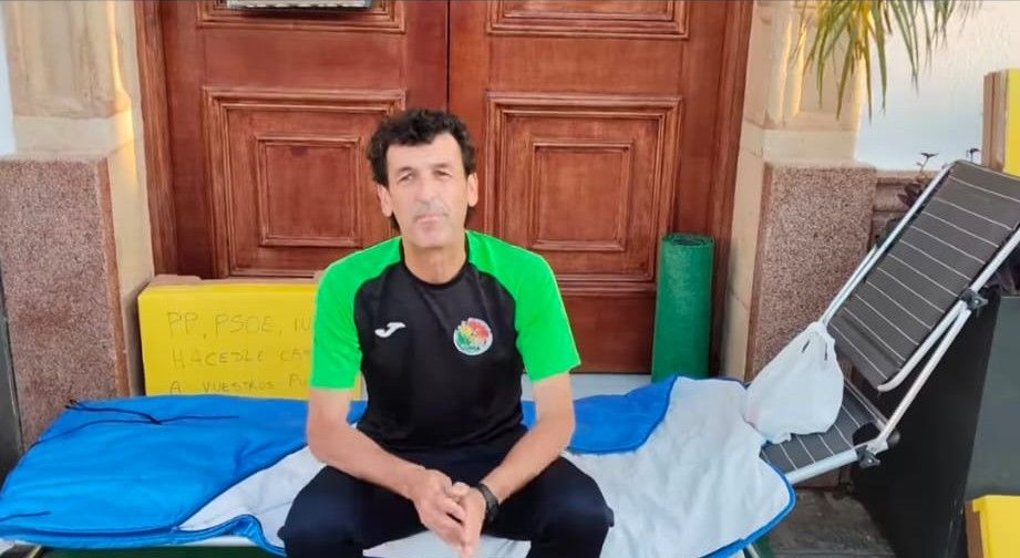 Paco Aguilar, delante de la puerta del Ayuntamiento de Algar.