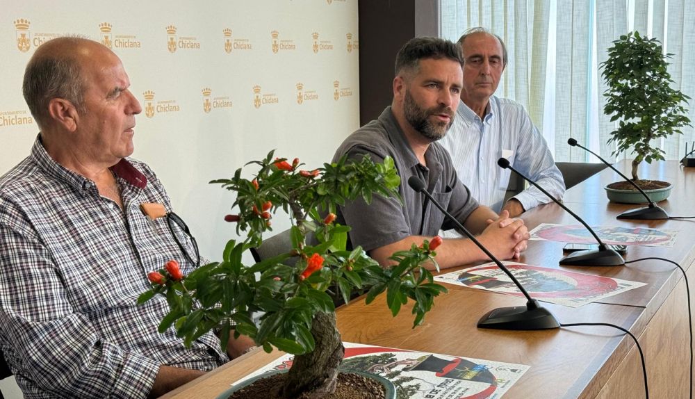 Presentación de la exposición de bonsáis en Chiclana.