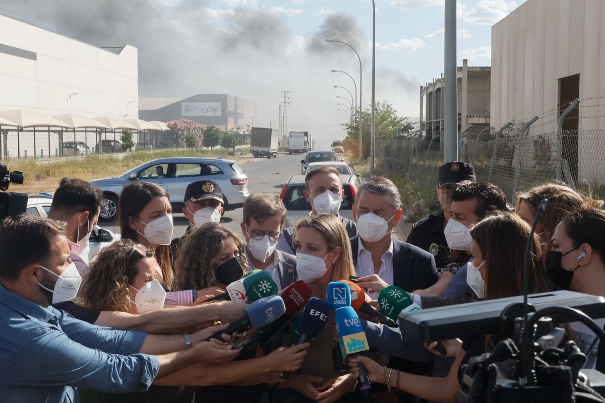Las autoridades, a tan solo unas calles del incendio en Alcalá de Guadaíra. Las autoridades, a tan solo unas calles del incendio en Alcalá de Guadaíra.