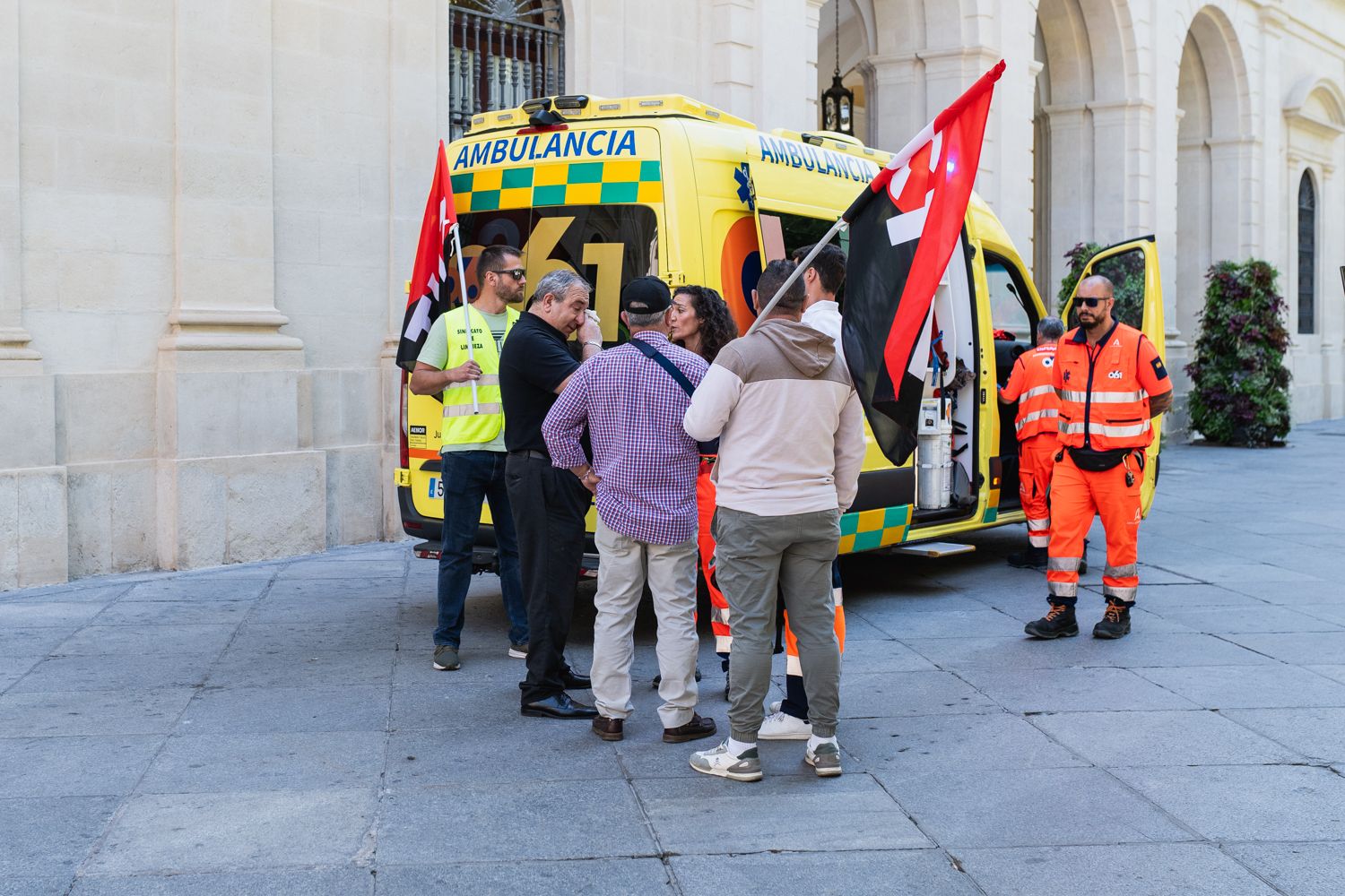 Una ambulancia ha acudido a atender a un trabajador en huelga de hambre.