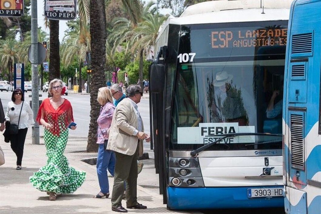 Un autobús en la Feria de Jerez, trasladando a pasajeros en una edición anterior.