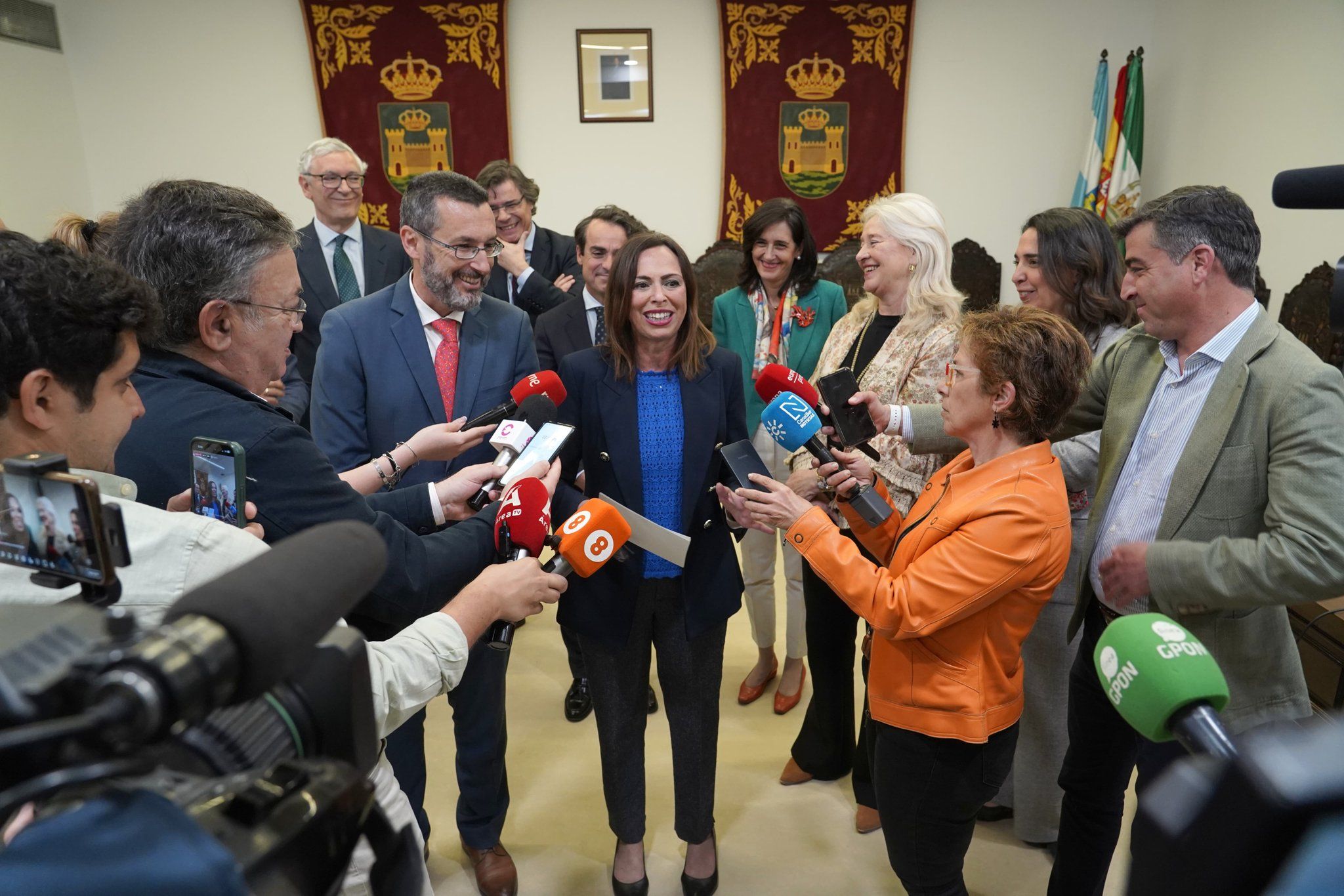 La consejera de Fomento, Rocío Díaz, junto al alcalde de La Línea, Juan Franco, este jueves en el Ayuntamiento de La Línea.