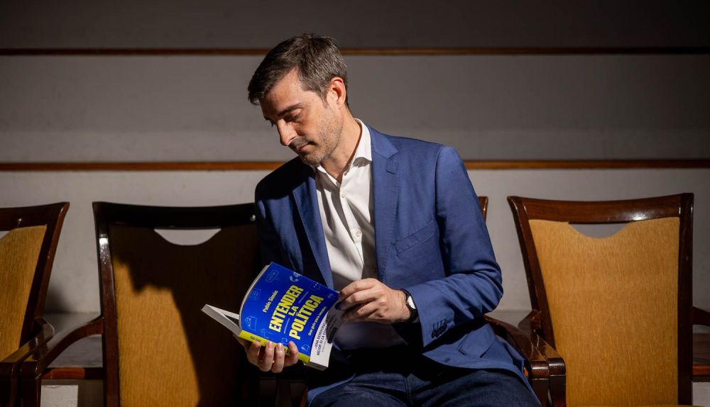 Pablo Simón en una presentación literaria en Puerto Real, localidad natal de su madre.