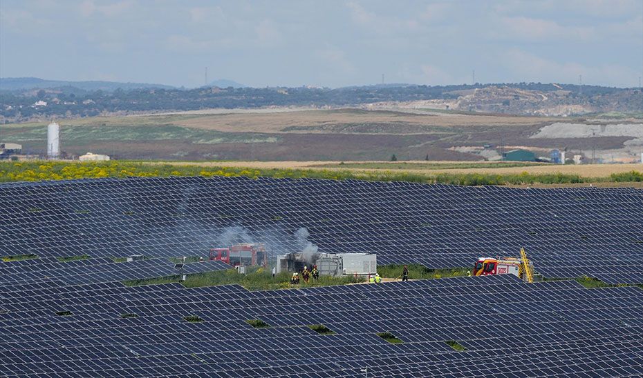 Bomberos en la planta fotovoltaica de Salteras.