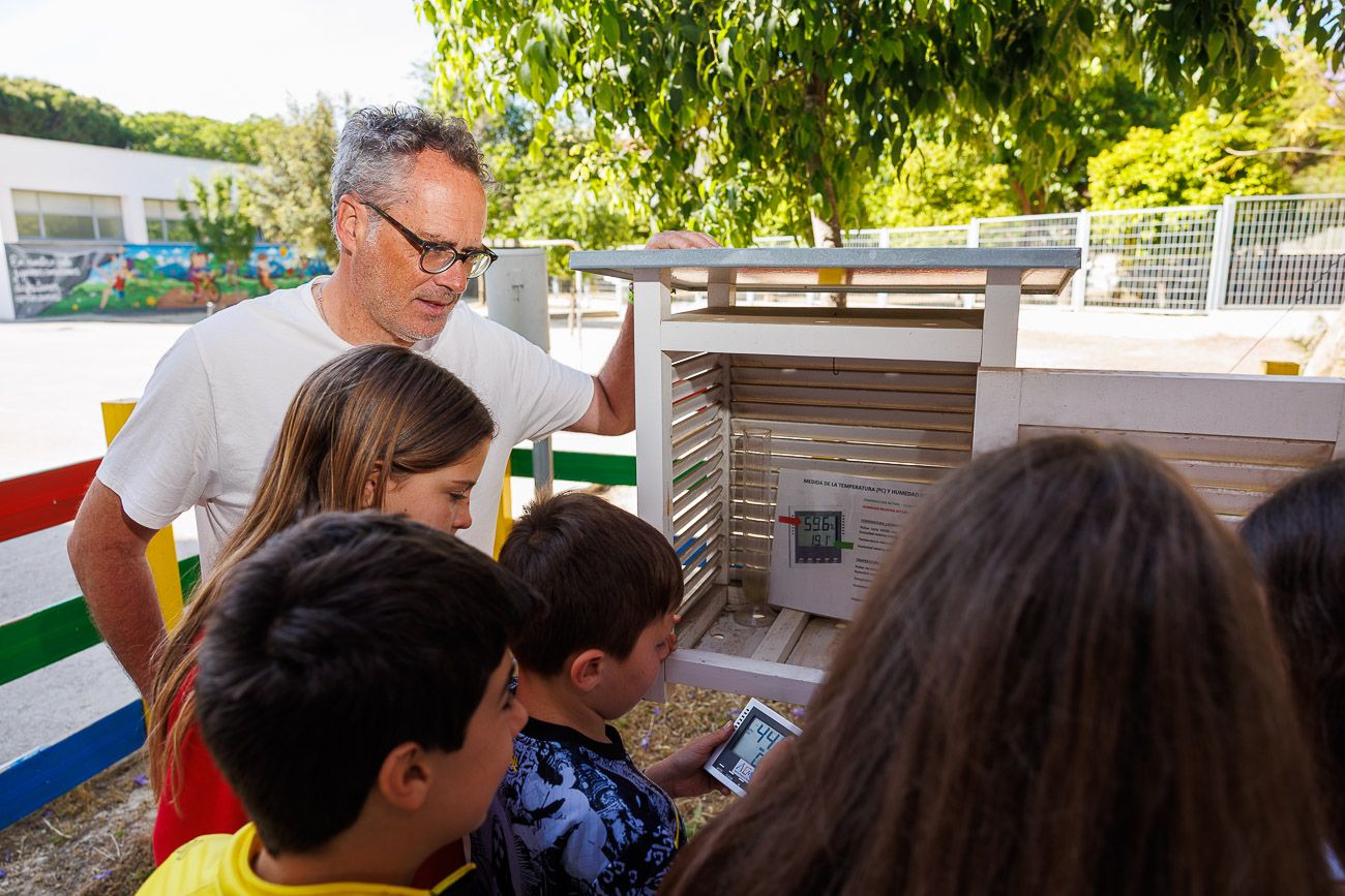 Pepe Torres y su Estación Meteorológica Escolar en el CEIP Antonio Machado de Jerez. Pepe Torres y su Estación Meteorológica Escolar en el CEIP Antonio Machado de Jerez.