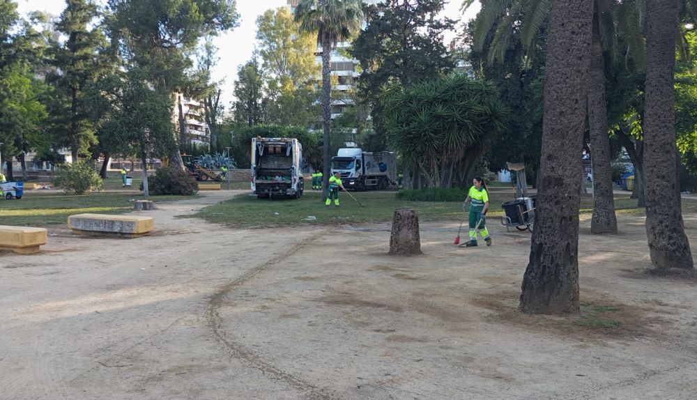 Labores de limpieza en el Parque González Hontoria.